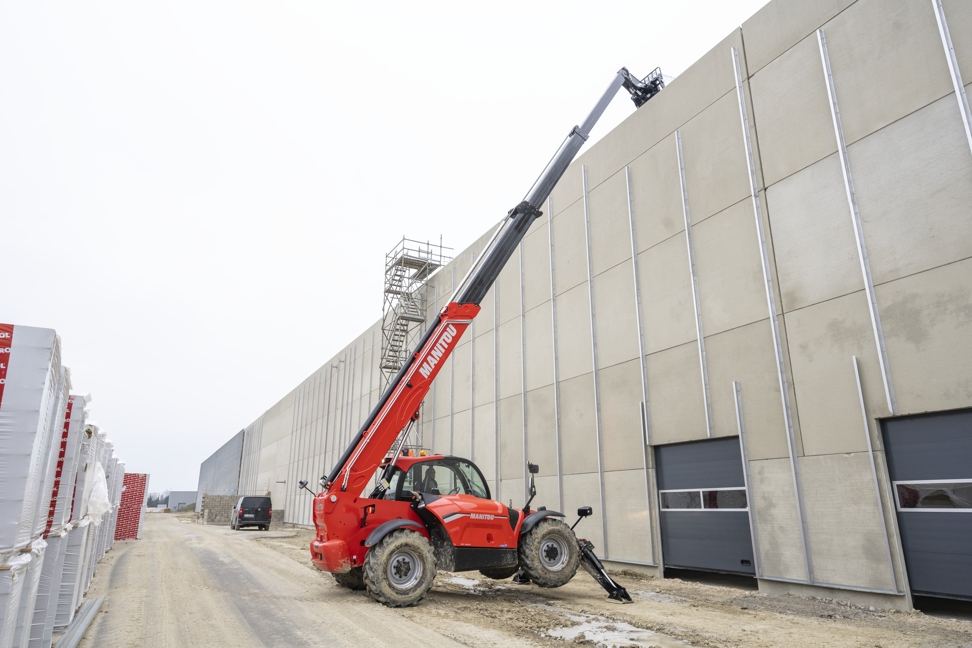 Şantiyede kullanılan kırmızı Manitou MT 1840 telehandler